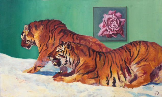 Zwei Tiger ruhen auf einer weißen Fläche vor einer grünen Wand, über ihnen hängt ein quadratisches Gemälde einer rosa Rose.