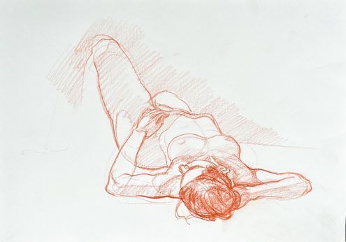 Eine Skizze in roter Tinte, die eine Person zeigt, die auf der Seite liegt, ein Bein angehoben hat und den Kopf.