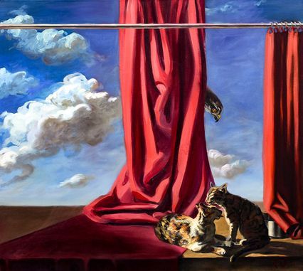 Zwei Katzen sitzen auf einer Fläche vor großen roten Vorhängen und einem hellblauen, bewölkten Himmel.