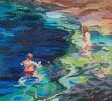 Zwei Personen schwimmen in klarem, flachem Wasser mit einem Mix aus tiefblauen und leuchtend grünen Farbtönen.