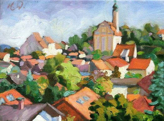 Ein Ölgemälde, das eine Stadt mit rotgedeckten Gebäuden, üppig grünen Bäumen und einem hohen Kirchturm.