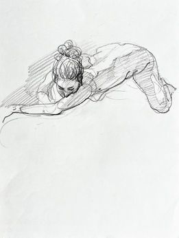 Eine Bleistiftskizze einer bäuchlings liegenden Figur, die sich auf ihre Arme stützt und den Kopf gesenkt hat.
