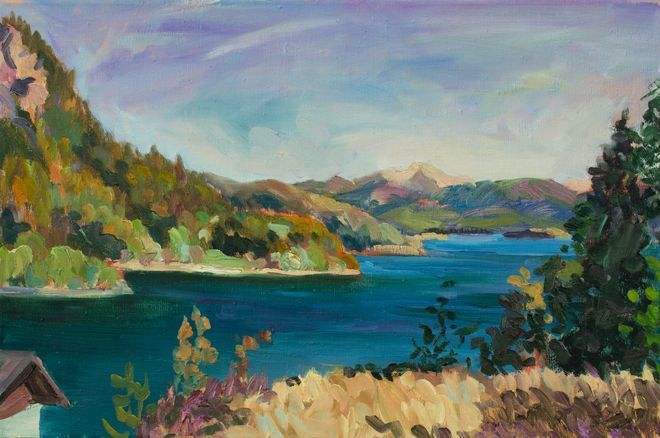 Ein impressionistisches Ölgemälde eines blauen Sees, umgeben von sanft gewellten, bewaldeten Bergen.