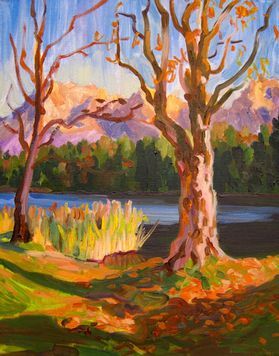 Impressionistisches Gemälde von zwei Bäumen an einem Flussufer mit goldenem Laub und Bergen in der Ferne unter blauem Himmel.