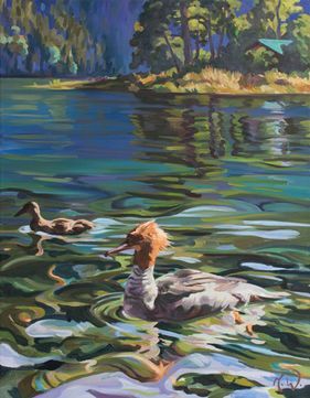 Ein Ölgemälde von zwei Gänsesägern, die in einem sonnenbeschienenen, spiegelnden See schwimmen.