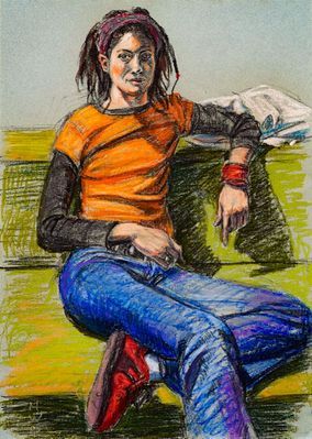 Eine Buntstiftzeichnung einer Person in gelbem Hemd und blauer Jeans, die auf einer Bank vor grünem Hintergrund sitzt.