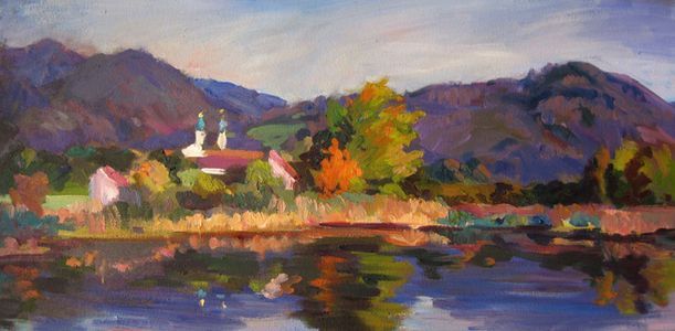 Ein impressionistisches Ölgemälde einer Kirche, eingebettet zwischen Bäumen an einem See, mit violetten Bergen.