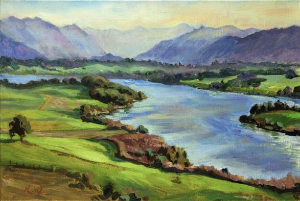 Ein Ölgemälde, das einen blauen Fluss zeigt, der sich durch üppig grüne Felder zu fernen, dunstigen violetten Bergen.