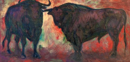 Ein ausdrucksstarkes Gemälde von zwei dunklen Stieren, die sich vor einem warmen, ineinanderfließenden roten.