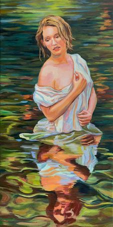 Eine Person in einem weißen Kleidungsstück steht in kräuselndem Wasser.