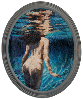 Ein oval gerahmtes, strukturiertes Kunstwerk zeigt eine Person, die bis zur Hüfte in tiefblauem Wasser steht.