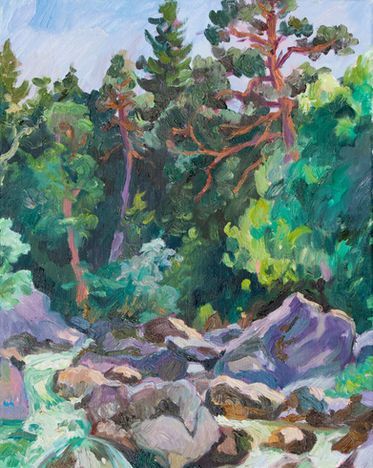 Impressionistisches Gemälde eines reißenden Baches, der über Felsen unter einem dichten Wald aus immergrünen Bäumen fließt.