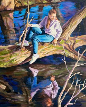 Eine Person sitzt auf einem umgestürzten Baumstamm über dunklem Wasser, ihr Spiegelbild erscheint deutlich.