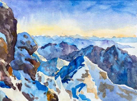 Aquarellgemälde von zerklüfteten, schneebedeckten Berggipfeln vor einem sanften, gelb-blauen Sonnenaufgangshorizont.