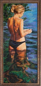 Eine Person steht mit dem Rücken zum Betrachter am Ufer eines Gewässers.