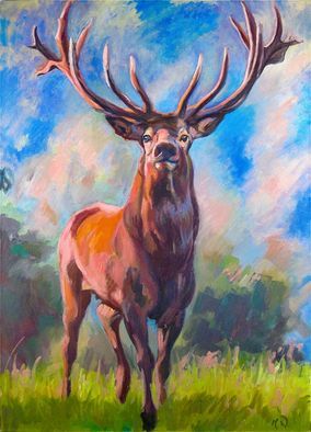 Ein Ölgemälde eines majestätischen Hirsches mit großem Geweih, der auf einer grasbewachsenen Wiese.