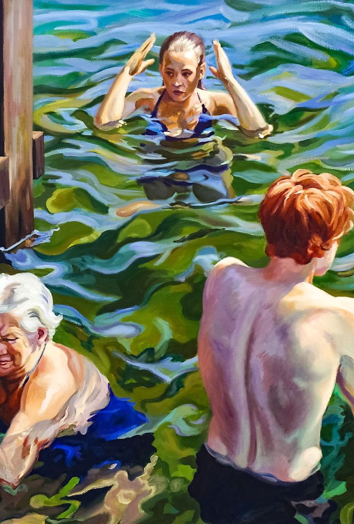 Drei Personen in einem grünen See: eine Person, die in der Nähe eines Holzstegs schwimmt, eine ältere.