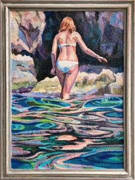 In diesem impressionistischen Gemälde watet eine Person in einem weißen Bikini in flaches, klares.