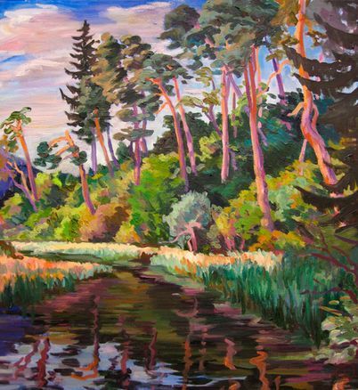 Ein Ölgemälde eines sonnenbeschienenen Flussufers, gesäumt von hohen Kiefern, deren warme, orangefarbene Stämme.