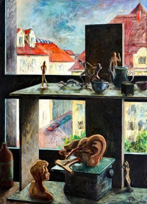 Ein surreales Stillleben mit Skulpturen, darunter ein riesiges Ohr und Figuren.