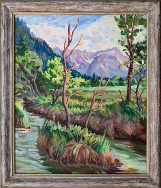 Ein Ölgemälde, das einen Bach zeigt, der durch eine üppige Wiese fließt und auf eine Kulisse aus violetten Berggipfeln.