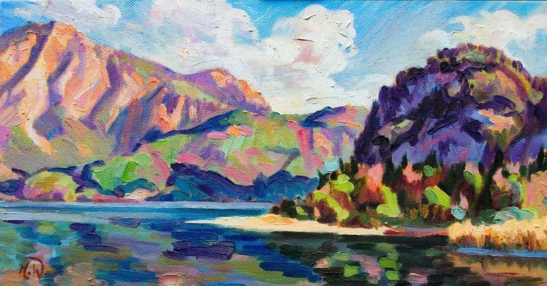 Ein impressionistisches Ölgemälde eines sonnenbeschienenen Sees, eingebettet zwischen schroffen Bergen.