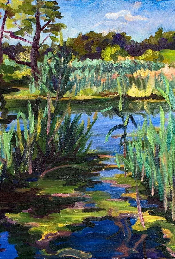 Ein impressionistisches Ölgemälde eines Teiches, umgeben von hohem grünem Schilf, mit Bäumen in der Ferne.