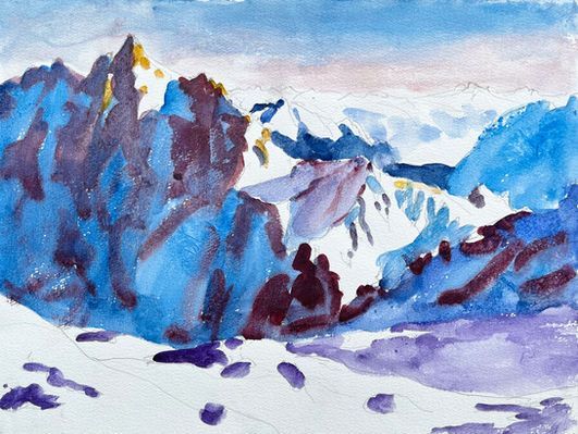 Ein Aquarellgemälde einer verschneiten Berglandschaft mit tiefblauen und violetten Felsformationen.