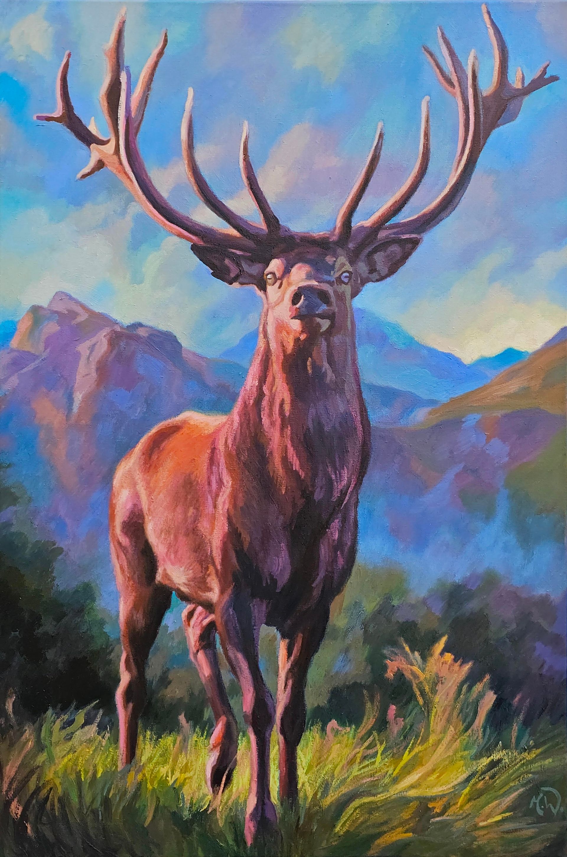 Ein Gemälde zeigt einen Rothirsch mit großem Geweih, der im hohen Gras vor dem Hintergrund violetter.
