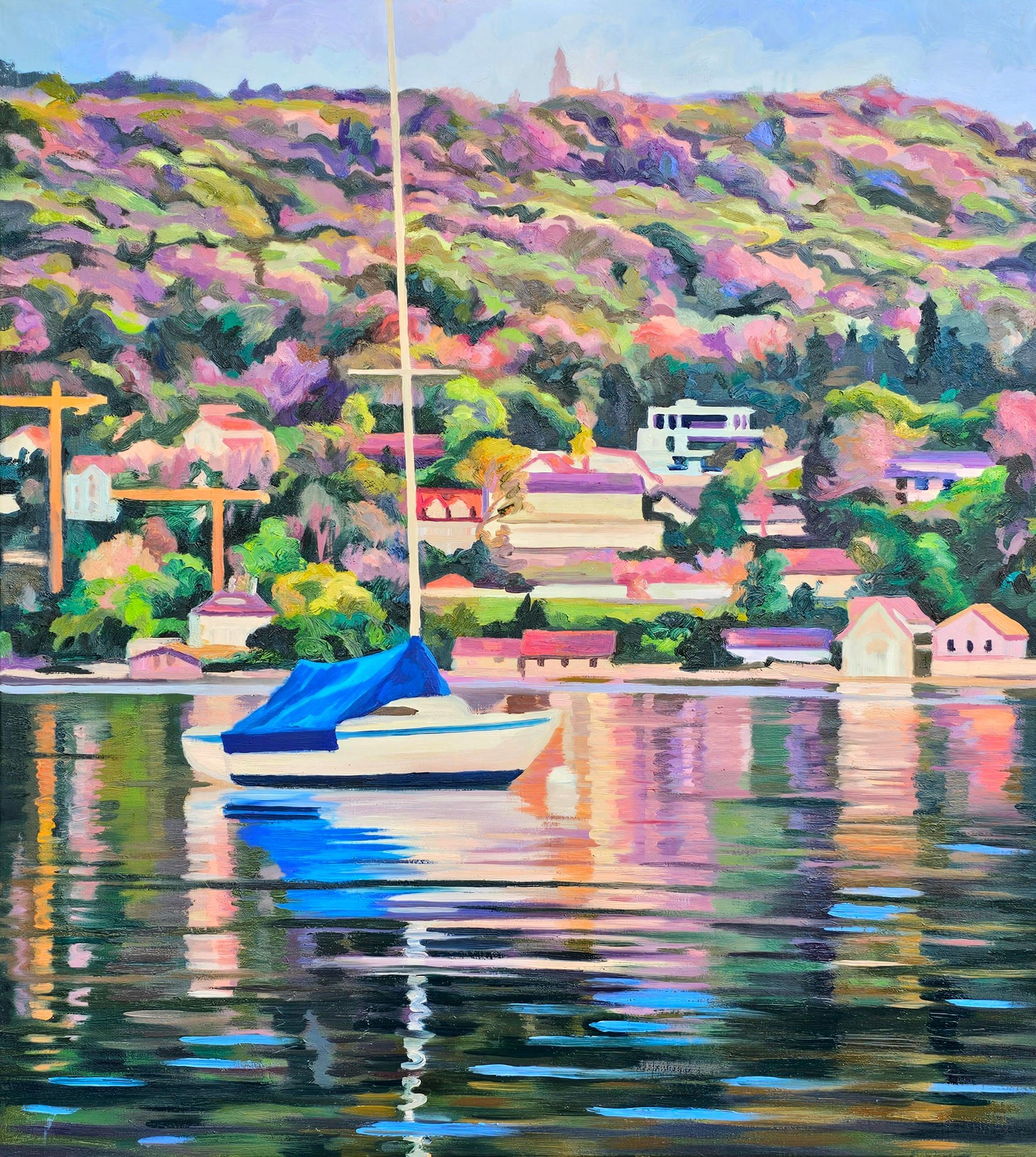 Ein Ölgemälde zeigt ein Segelboot mit blauer Plane, das auf einem ruhigen See ruht und einen Hügel mit Häusern.