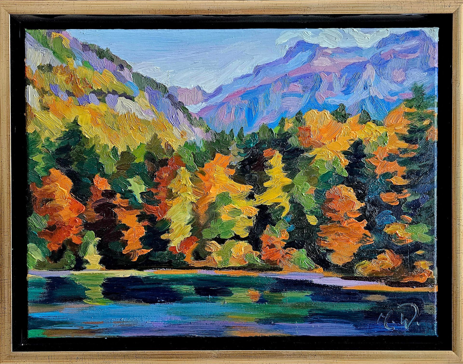 Ein Ölgemälde eines leuchtenden Herbstwaldes an einem See, im Hintergrund erheben sich violett getönte Berge.