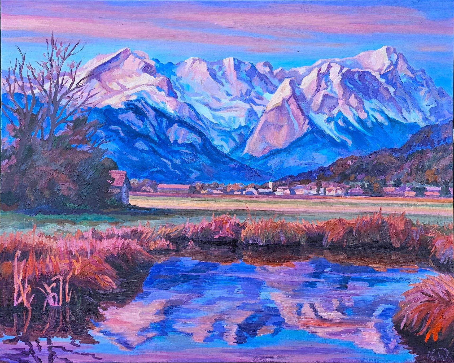 Ein Gemälde zeigt schneebedeckte Berge, die sich in einem stillen Teich spiegeln, umgeben von goldenem Gras.