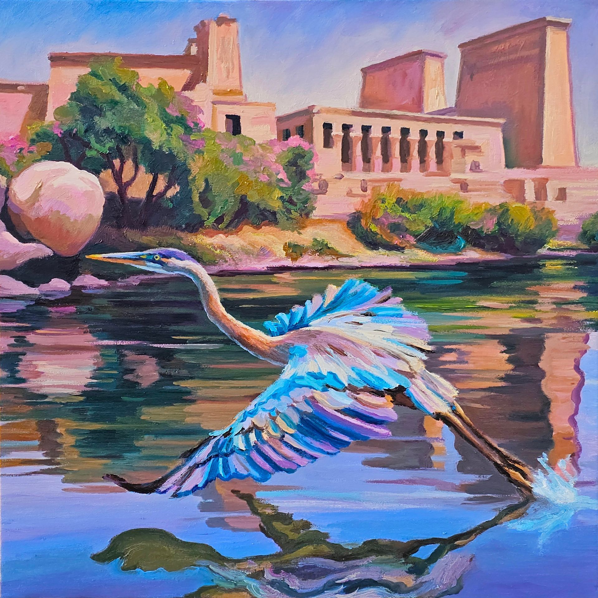 Ein blauer Reiher erhebt sich von einem ruhigen, spiegelglatten Fluss vor den Ruinen eines altägyptischen Tempels.