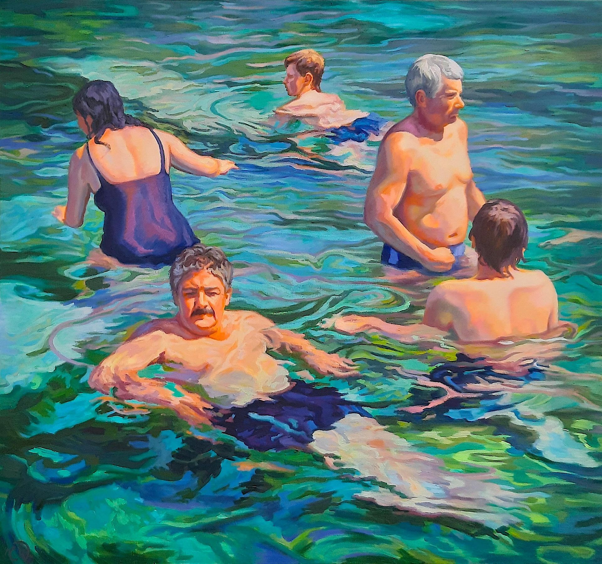 Fünf Menschen schwimmen im klaren, türkisfarbenen Wasser, auf dessen Oberfläche das Sonnenlicht sanfte Wellenmuster erzeugt.