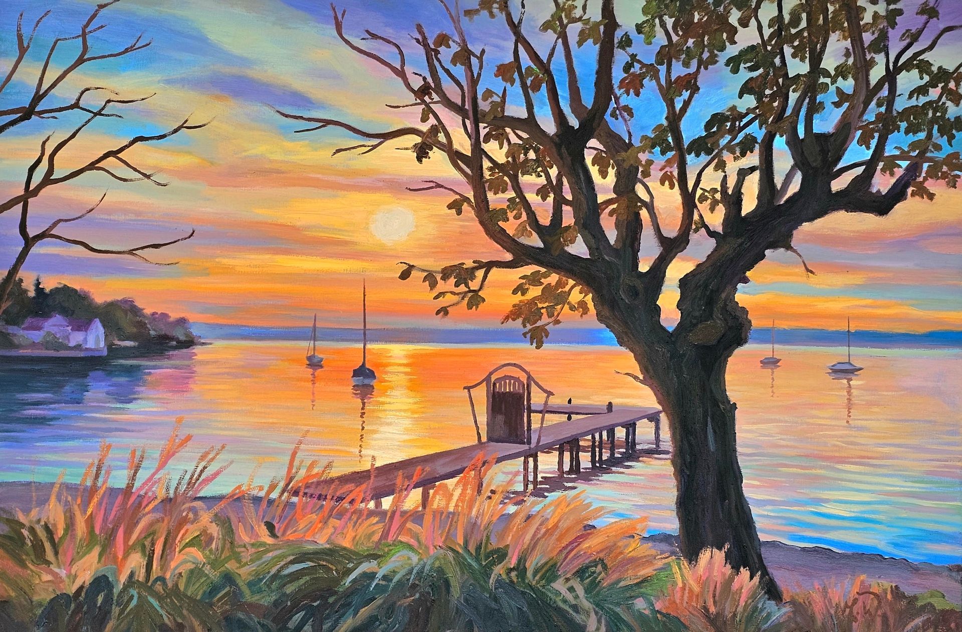 Ein leuchtender Sonnenuntergang über einem ruhigen See, mit einem Holzsteg, Segelbooten in der Ferne und einem großen Baum.