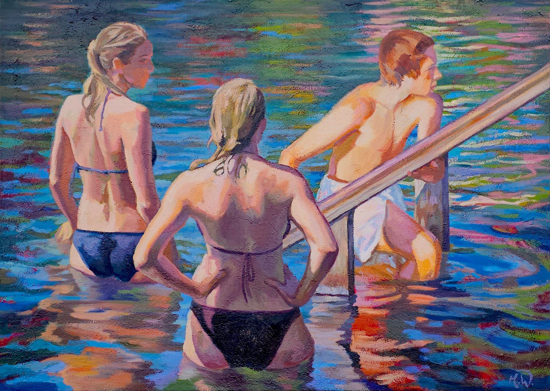 Zwei Personen in Badeanzügen stehen im blauen Wasser, eine mit dem Rücken zum Becken, die andere seitlich.