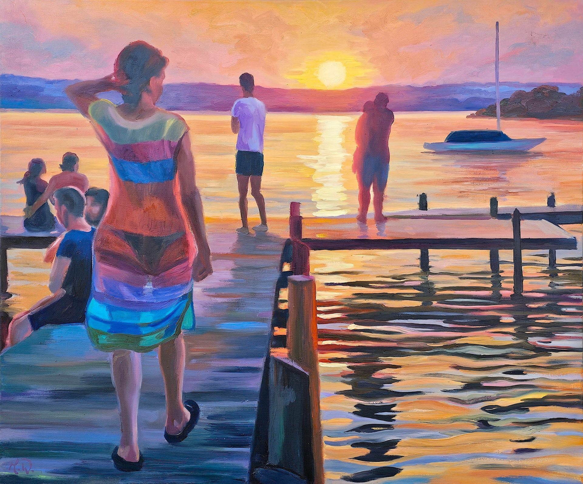 Menschen stehen auf einem Holzsteg und blicken auf den Sonnenuntergang über dem Wasser.