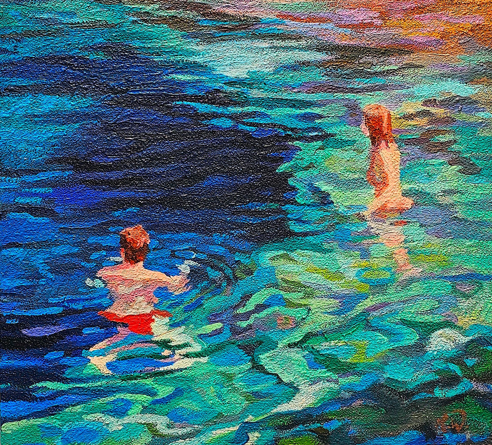 Zwei Personen schwimmen in leuchtend türkisfarbenem und tiefblauem Wasser mit vielfältigen Texturen.