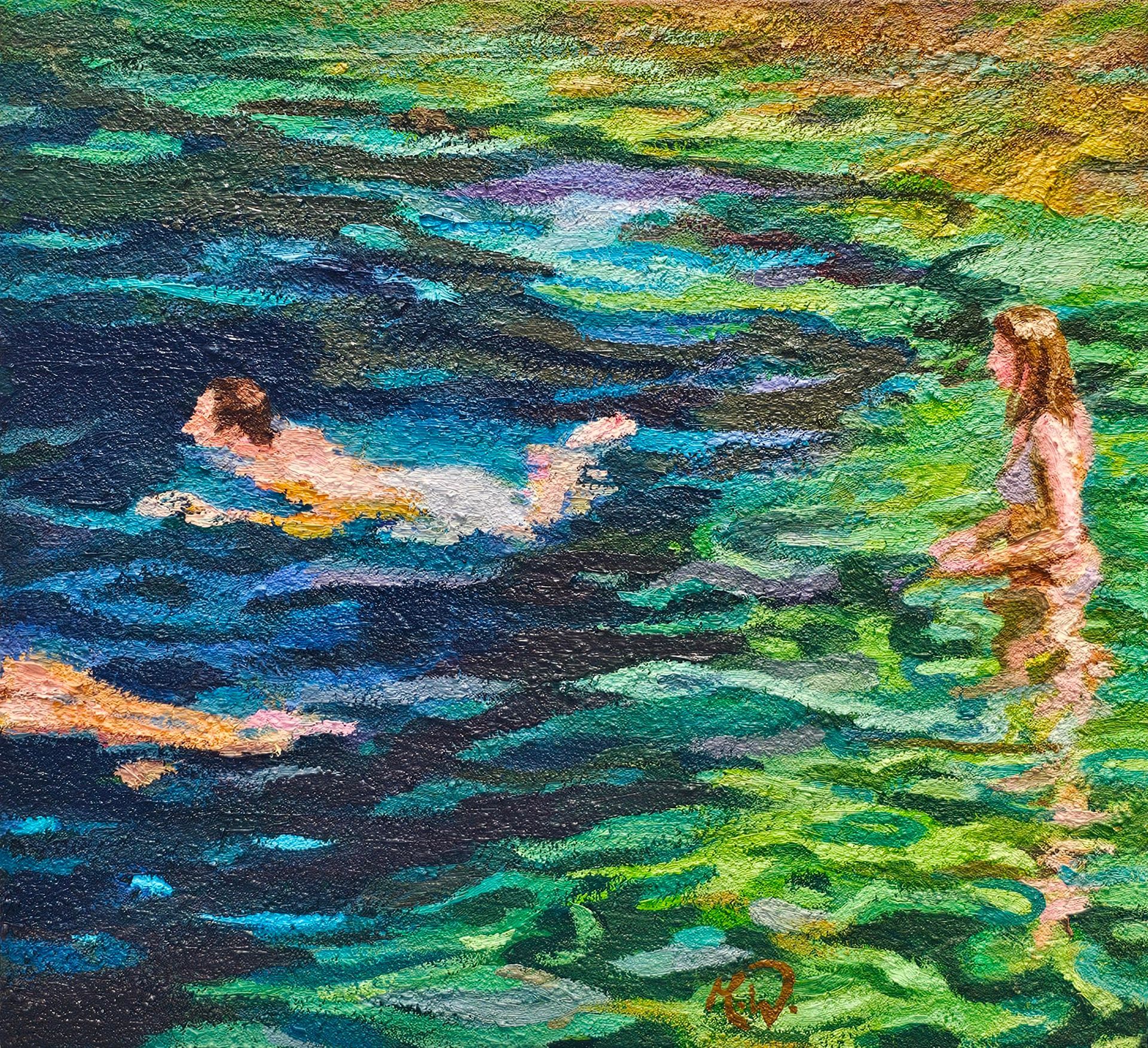 Drei Personen schwimmen und stehen in lebhaftem, strukturiertem Wasser, das in Smaragdgrün-, Türkis- und Blautönen schimmert.