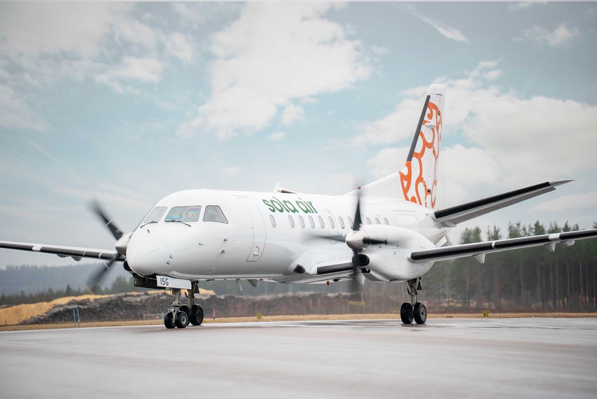 Saab 340b vy snett från sidan, texten Sola Air syns på flygplanet