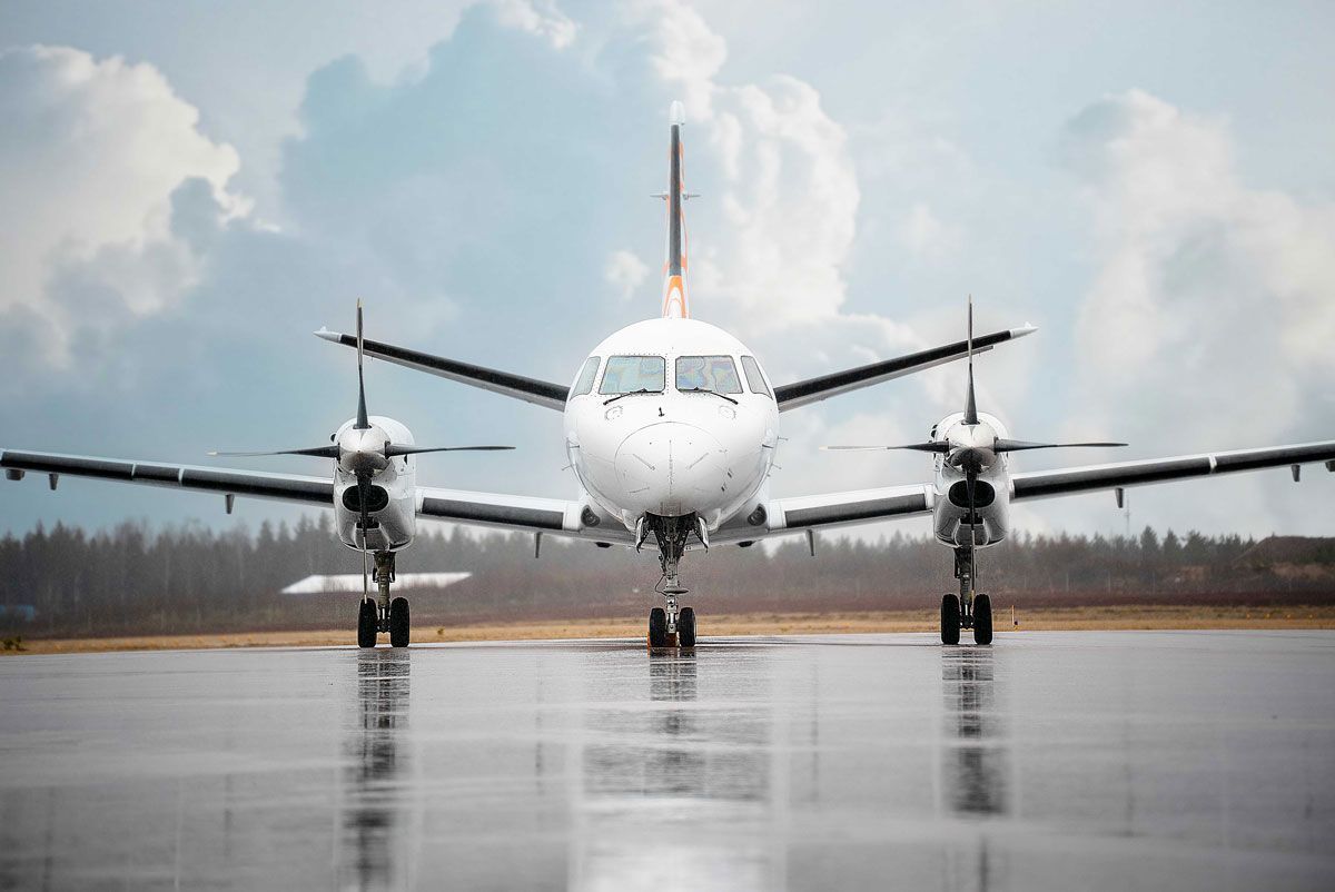 Saab 340b vy rakt framifrån flygplanet