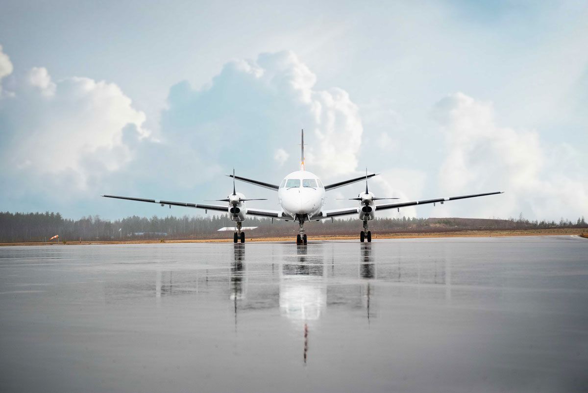 Saab 340b vy rakt framifrån flygplanet