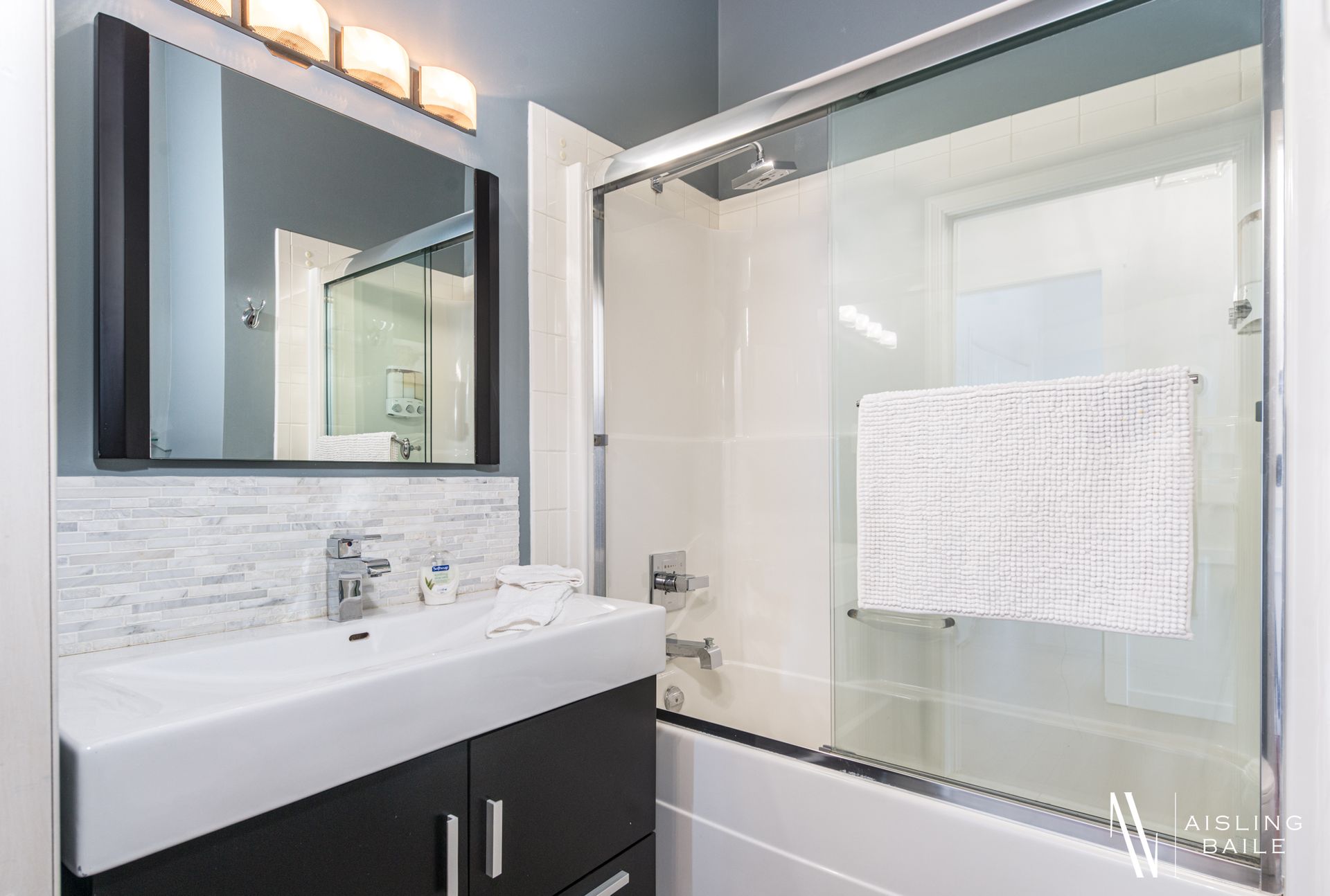 Second full bathroom of the Central Elegance, an Invermere BC Vacation Rental hosted by Aisling Baile Property Management.