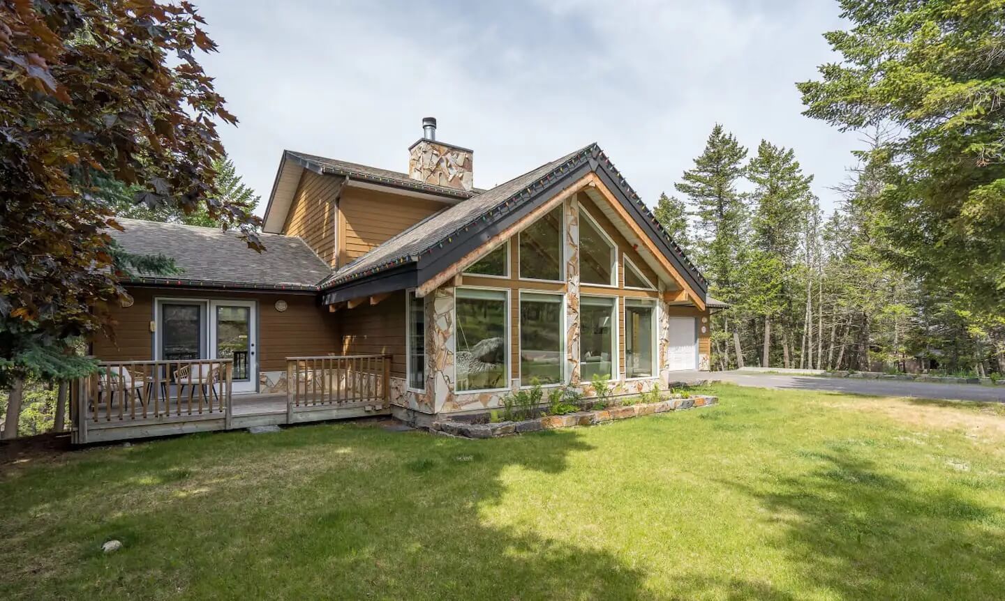 Exterior of Tranquil Pines, a Fairmont Hot Springs BC Vacation Rental hosted by Aisling Baile Property Management.