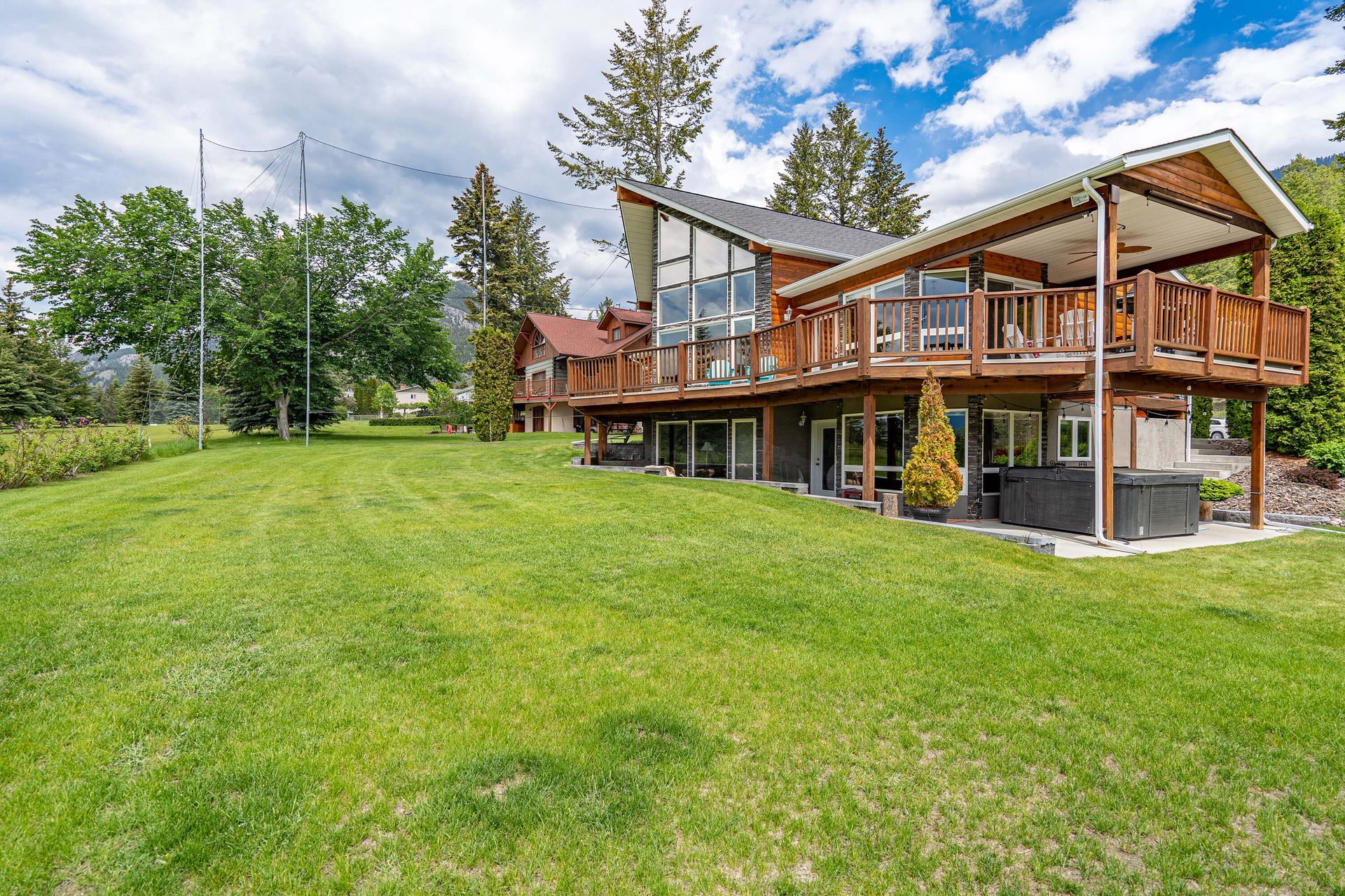 Exterior of the Fairway17, a Windermere BC Vacation Rental hosted by Aisling Baile Property Management.