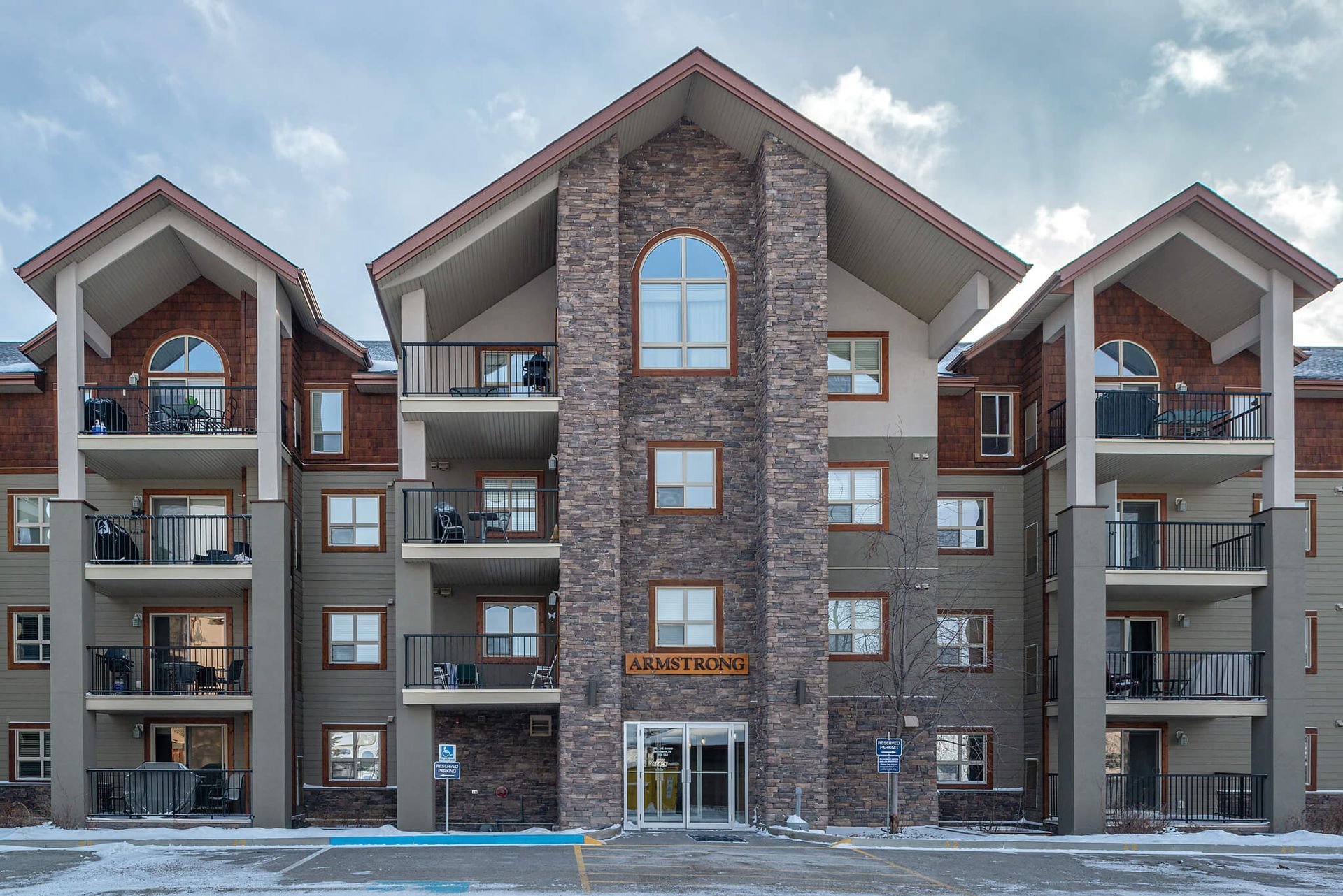 Exterior view of the Sapphire Serenity condo at Lake Windermere Pointe BC Vacation Rental hosted by Aisling Baile Property Management.