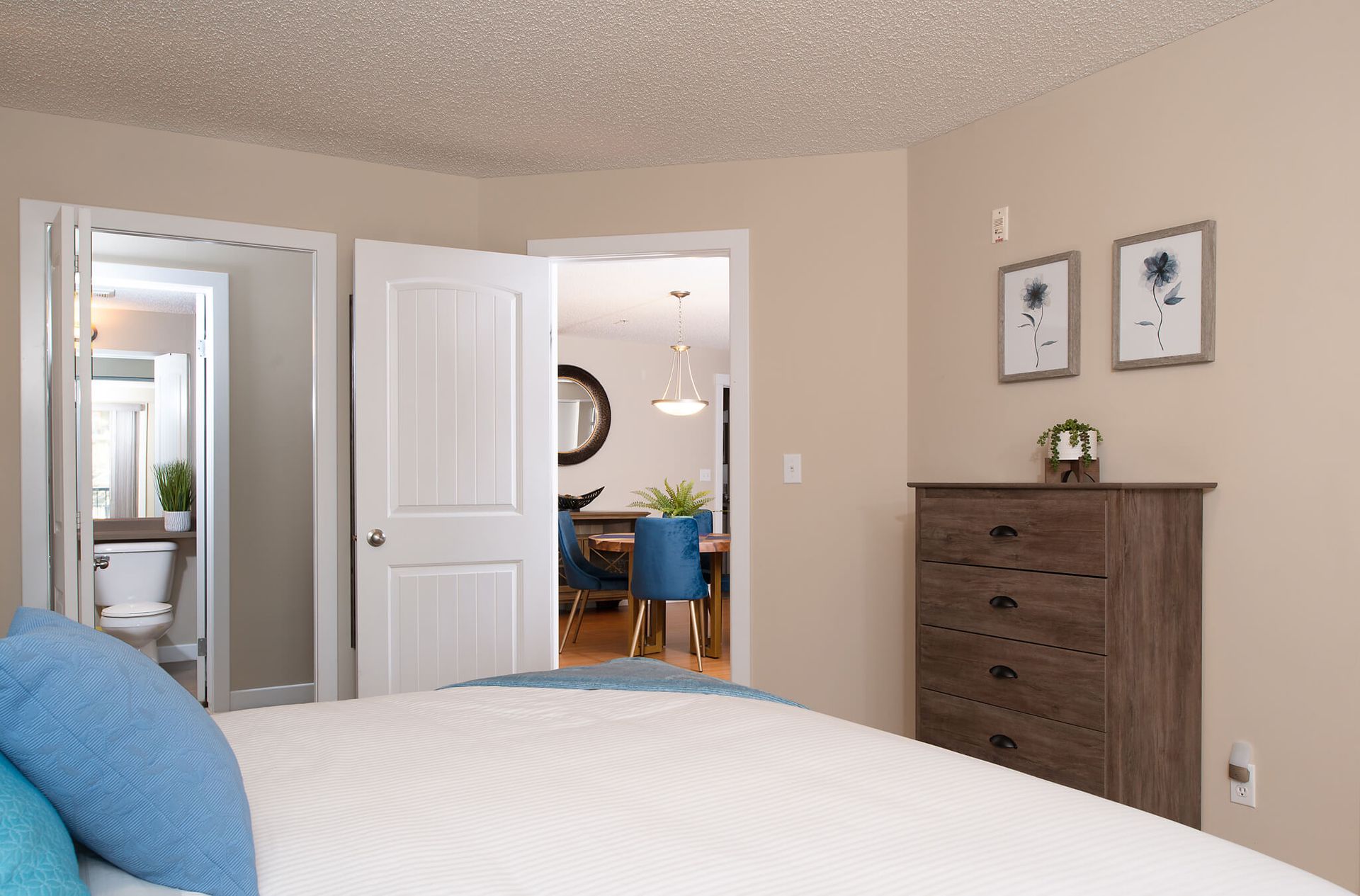Primary bedroom of the Lakefront condo at Lake Windermere Pointe BC Vacation Rental hosted by Aisling Baile Property Management.