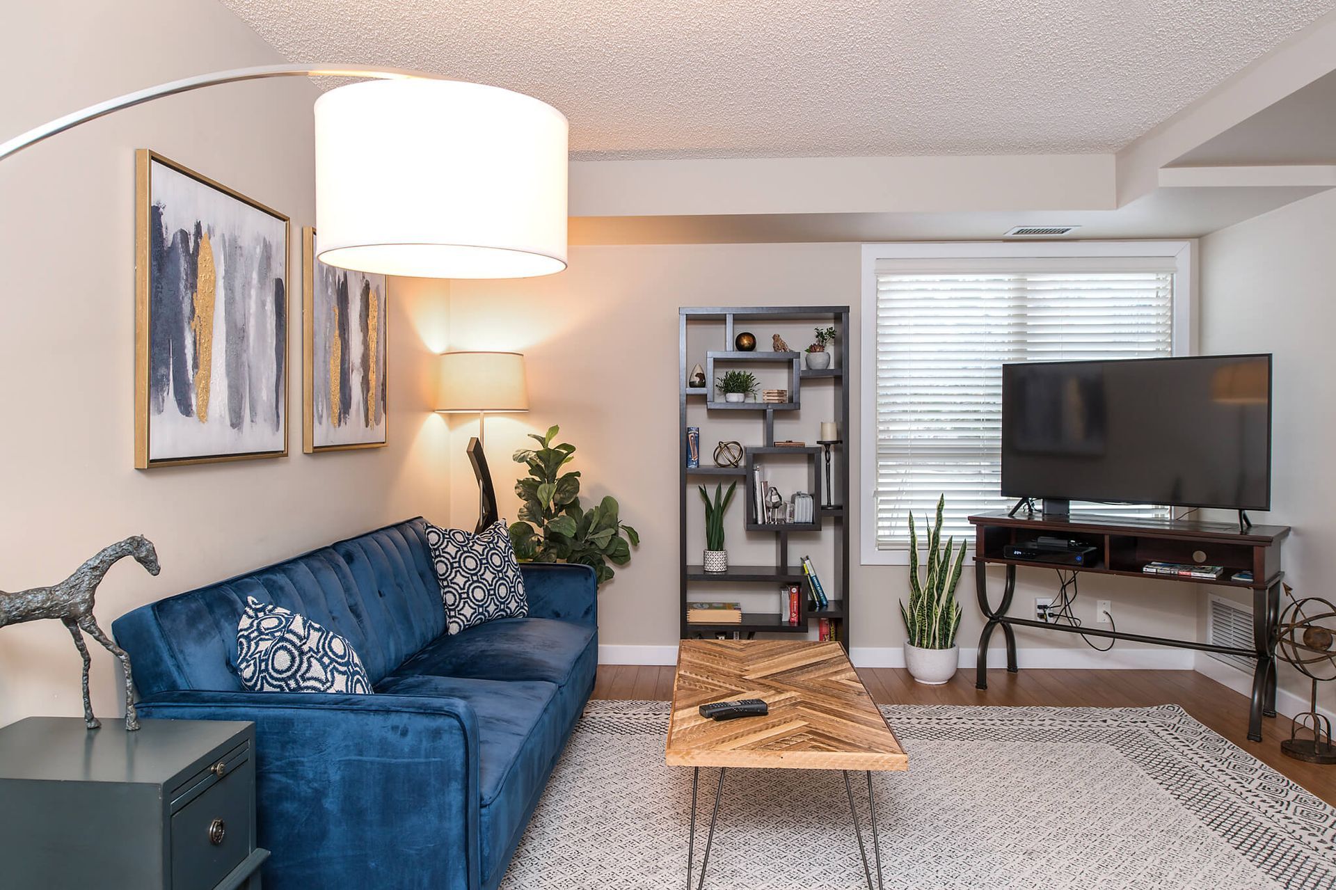 Living room of the Sapphire Serenity, a BC Vacation Rental hosted by Aisling Baile Property Management.