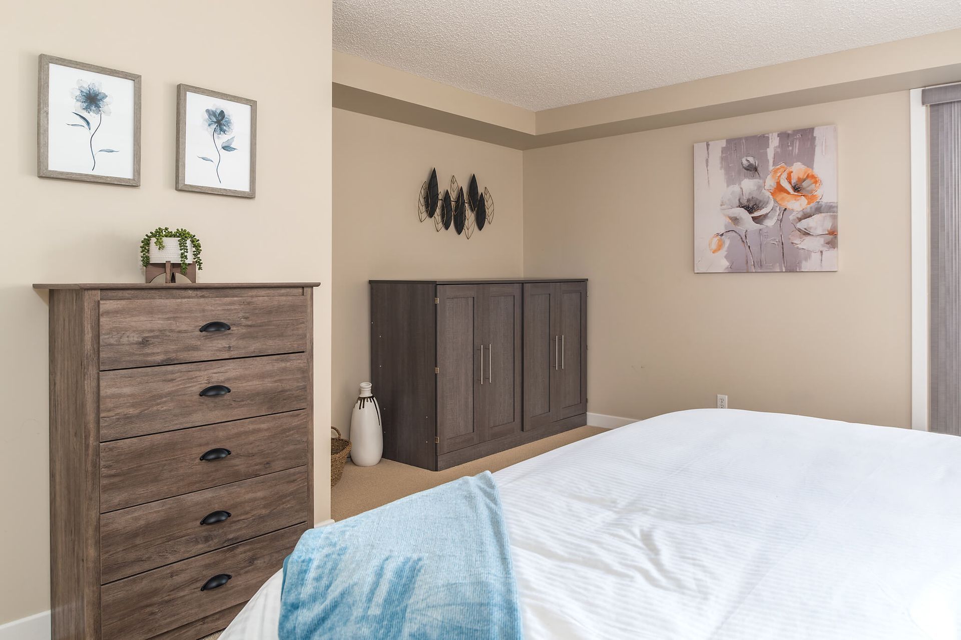 Cabinet bed at the Lakefront condo at Lake Windermere Pointe BC Vacation Rental hosted by Aisling Baile Property Management.