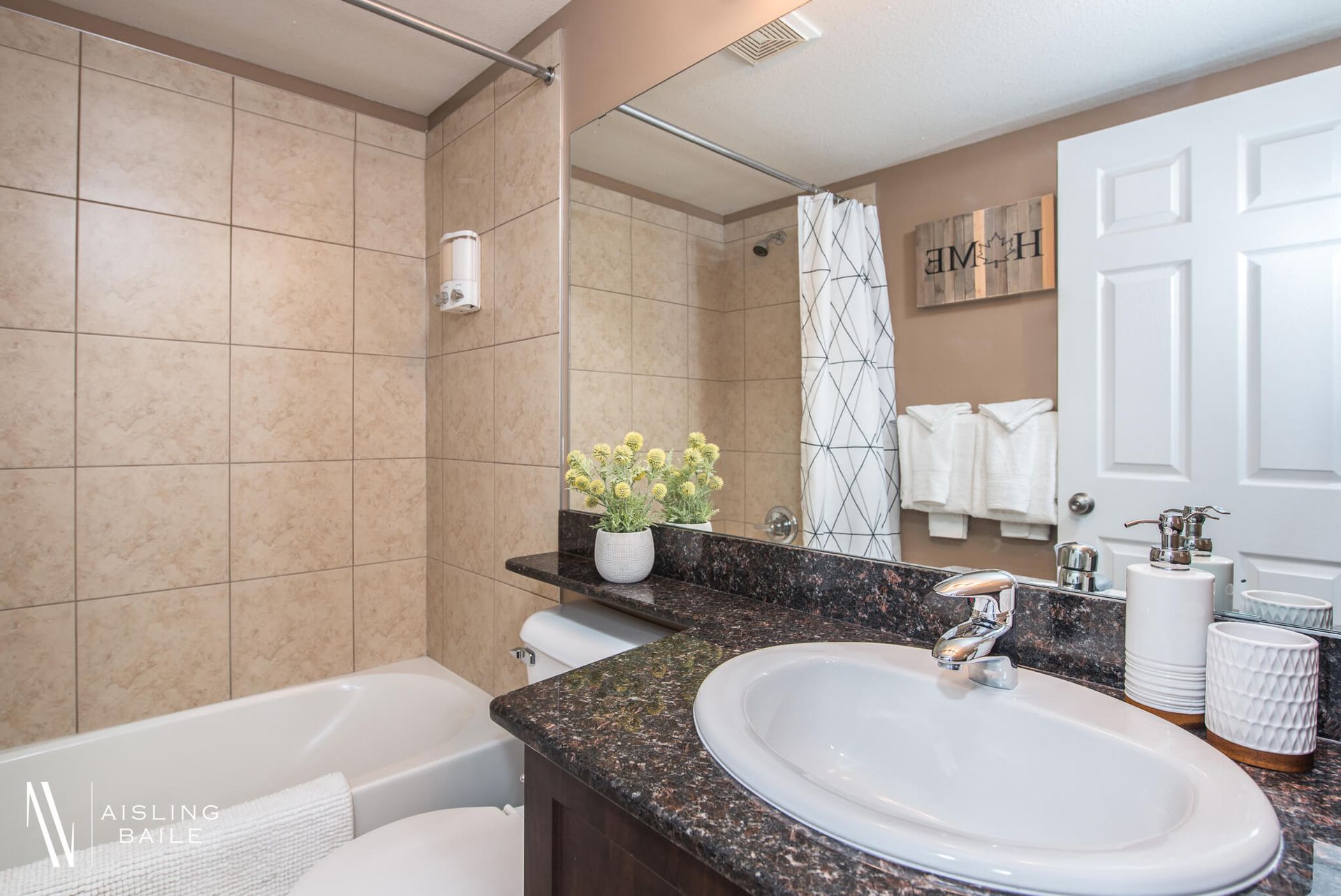 Private ensuite full bath at the Stylish condo of Lake Windermere Pointe in Invermere, a BC Vacation Rental hosted by Aisling Baile Property Management.